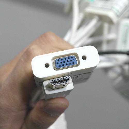 [IT리퍼비시] 중소기업 랜덤브랜드 / HDMI to VGA RGB 변환 젠더 / RGB 모니터가 있는 경우 편리한 연결/윈도,맥지원/즉시사용OK